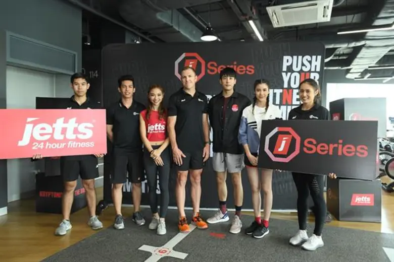 (ในภาพ) นายเดน เค็นท์เวล (กลาง) ผู้จัดการ...