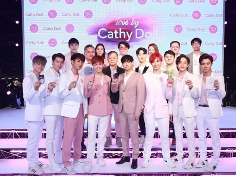 “เป๊ก ผลิตโชค” ร่วมเปิดตัว “แป้งฟิล์มซับมัน Cathy Doll Oil Control Film Pact”