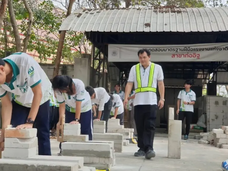 นายชัยชนะ เดชแพ ผู้อำนวยการสำนักงานพัฒนาฝ...