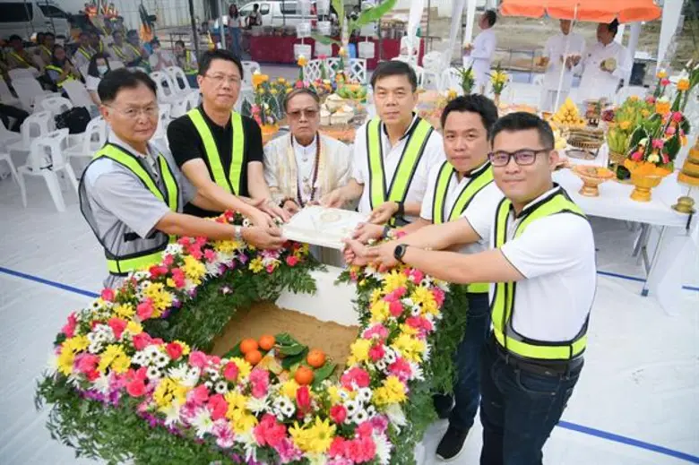 คุณวิโรจน์ กัปปิยจรรยา (ที่ 3 จากขวา) ประ...