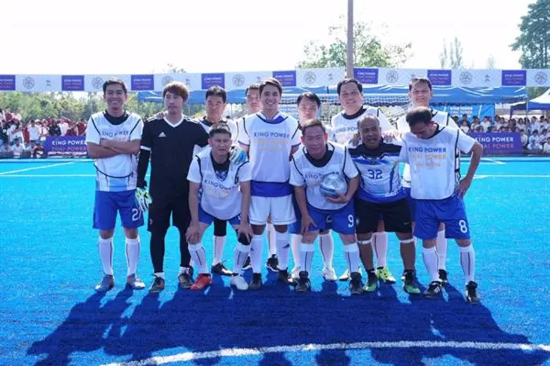 คิง เพาเวอร์ ไทย เพาเวอร์ พลังคนไทย ควงสองดารานักเตะ ดวลแข้งเยาวชนท่าวังผา ประเดิมนัดพิเศษในวันมอบสนามฟุตบอลหญ้าเทียม ภายใต้โครงการ '100 สนามฟุตบอล สร้างพลังเยาวชนไทย’