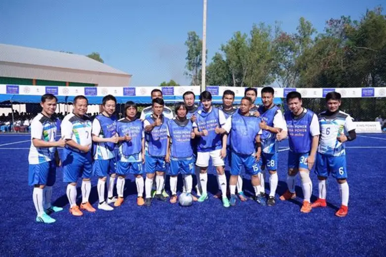 คิง เพาเวอร์ ไทย เพาเวอร์ พลังคนไทย ควงสองดารานักเตะ ดวลแข้งเยาวชนท่าวังผา ประเดิมนัดพิเศษในวันมอบสนามฟุตบอลหญ้าเทียม ภายใต้โครงการ '100 สนามฟุตบอล สร้างพลังเยาวชนไทย’