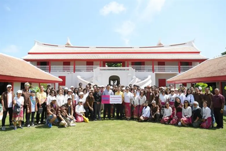 นายสาระ ล่ำซำ กรรมการผู้จัดการและประธานเจ...