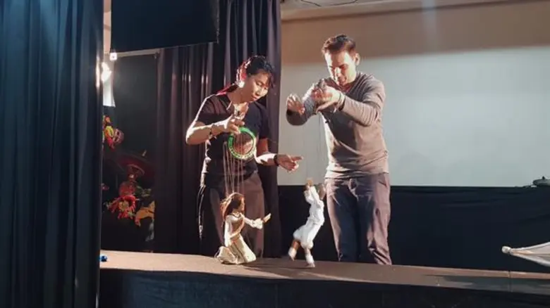 ทีวีไกด์: รายการ "หลงรักยิ้ม" สืบสานศิลปะไทยโบราณ “หุ่นสายเสมา” จิตวิญญาณไทยในศิลปะโลก