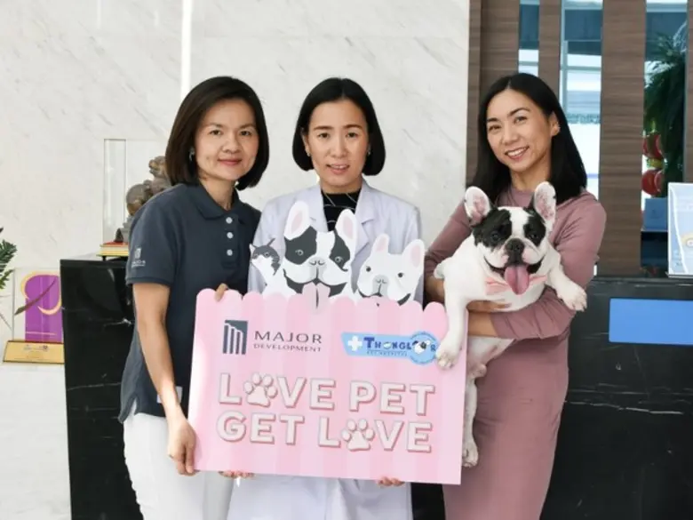 คุณนาถริณ ปรมาเวศ (ซ้ายสุด) ผู้อำนวยการฝ่...