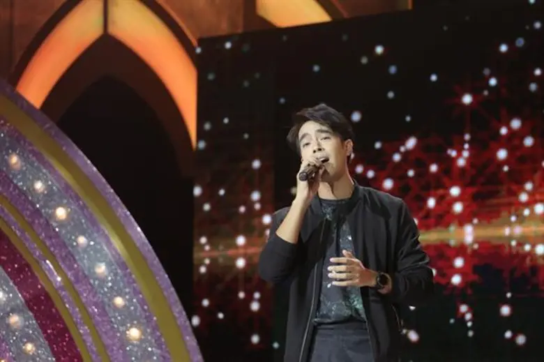 สุดฟิน! หนุ่ม “ไต้ฝุ่น” คว้าไมค์โชว์เพลงรักอมตะ ในร้องถล่มดาว