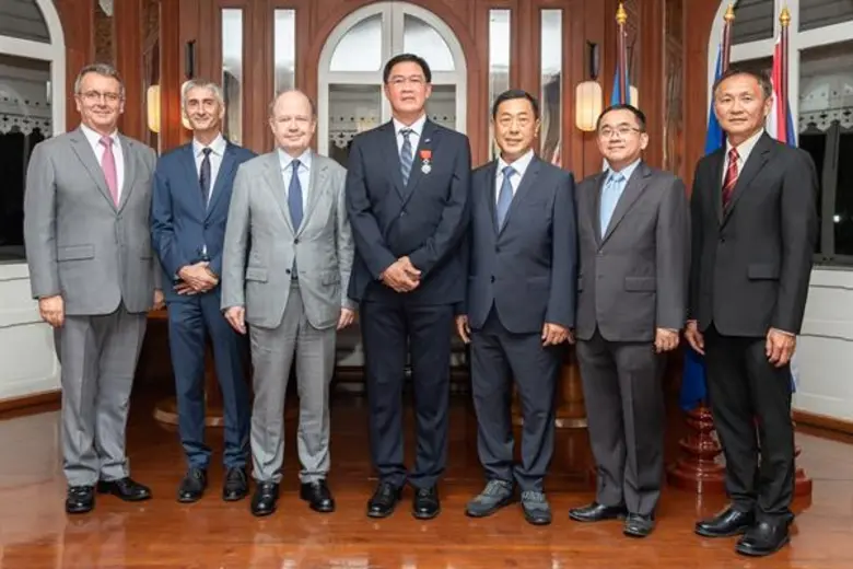 นายพงศธร ทวีสิน (กลาง) ประธานเจ้าหน้าที่บ...