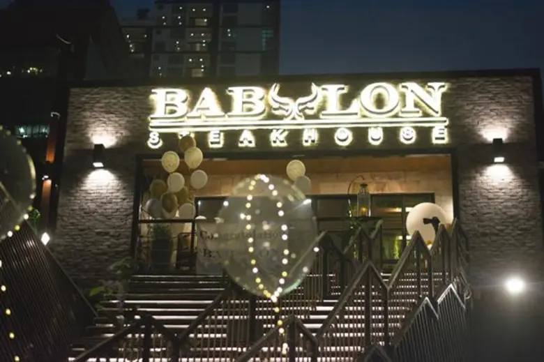 “บาบีลอน สเต็กเฮ้าส์ สาขาอโศก” จัดแกรนด์โอเพนนิ่งชวนลิ้มลองสเต็กเกรดพรี่เมี่ยมพร้อมนั่งชิวบรรยากาศเย็นสบายแบบ Rooftop ใจกลางเมืองย่านธุรกิจ