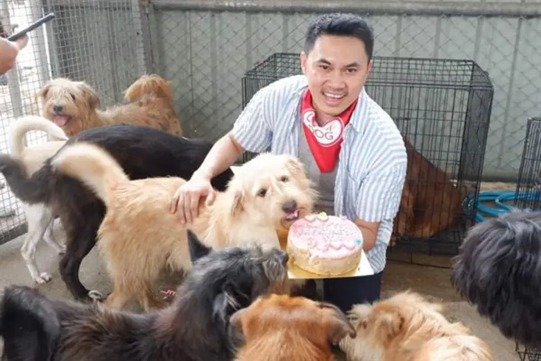 หลายคนชื่นมื่นกับวันวาเลนไทน์ รอรับดอกกุหลาบช่อโตจา...