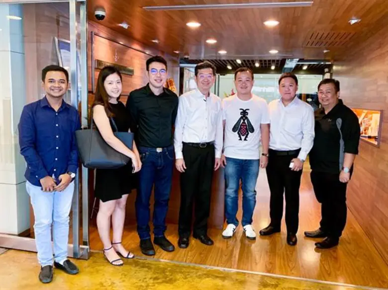 นายไพรัช เล้าประเสริฐ (กลาง) ประธานกรรมกา...