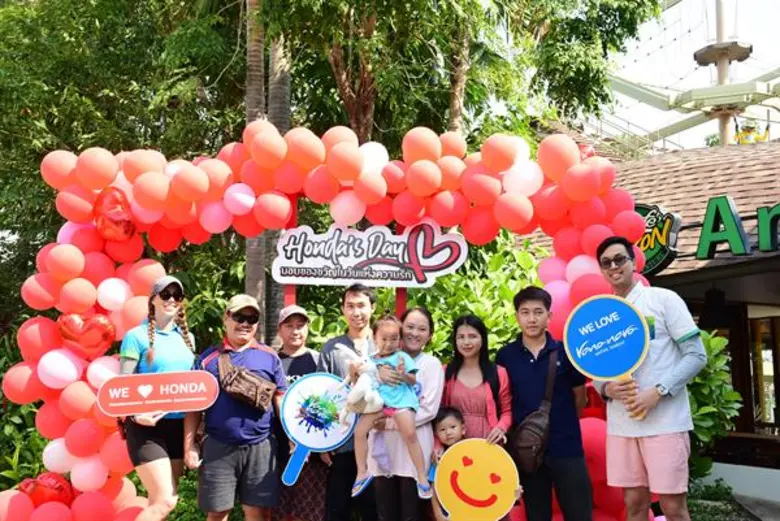 นฐา ชมเสวี (ขวาสุด) ผู้จัดการทั่วไป และโล...