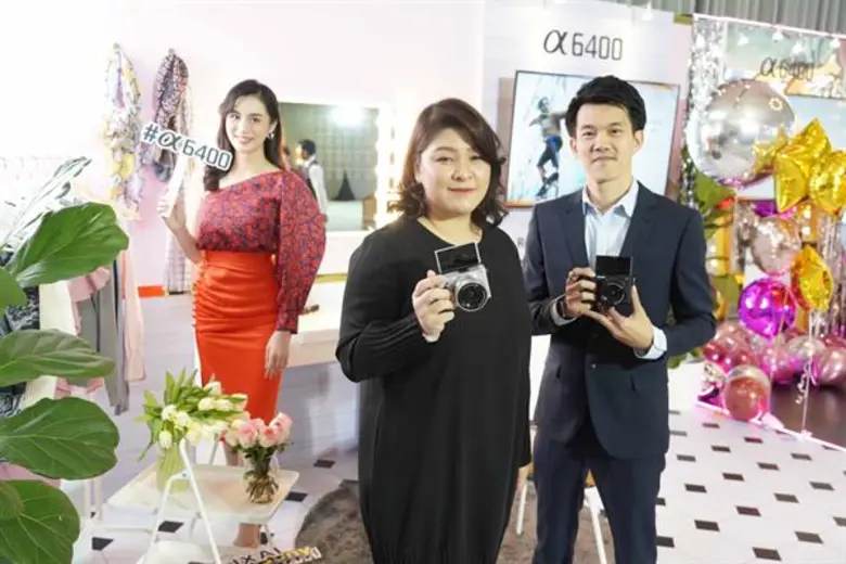 โซนี่เปิดเกมรุกขยายตลาดกล้อง เปิดตัวกล้องอัลฟ่ามิเรอร์เลส ?6400 รับเทรนด์วีดีโอคอนเทนต์โต ชูเทคโนโลยีพร้อมสรรพตอบรับใช้งานทั้งภาพนิ่ง และวิดีโอ ด้วยระบบโฟกัสที่จับภาพรวดเร็วที่สุดในโลก พร้อมเทคโนโลยีติดตามวัตถุแบบ Real-time