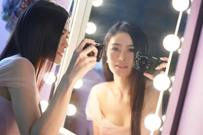 โซนี่เปิดเกมรุกขยายตลาดกล้อง เปิดตัวกล้องอัลฟ่ามิเรอร์เลส ?6400 รับเทรนด์วีดีโอคอนเทนต์โต ชูเทคโนโลยีพร้อมสรรพตอบรับใช้งานทั้งภาพนิ่ง และวิดีโอ ด้วยระบบโฟกัสที่จับภาพรวดเร็วที่สุดในโลก พร้อมเทคโนโลยีติดตามวัตถุแบบ Real-time