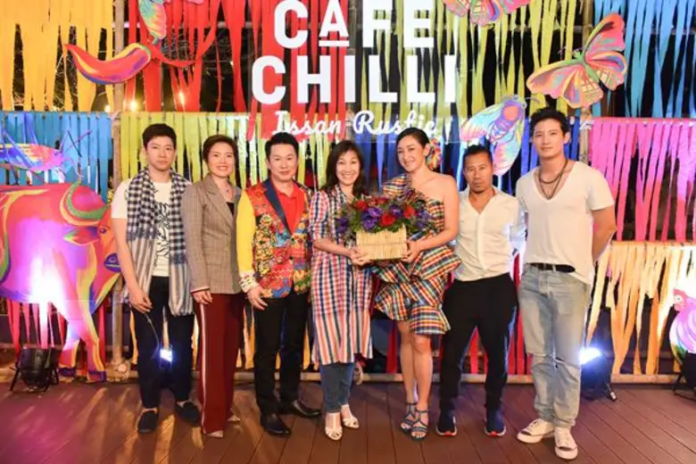 นงนุช บูรณะเศรษฐกุล (คนกลาง) ผู้ช่วยกรรมก...