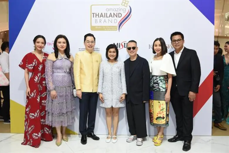 สลิลาพร กองทองมณีโรจน์ (คนกลาง) และ ณฐภัท...