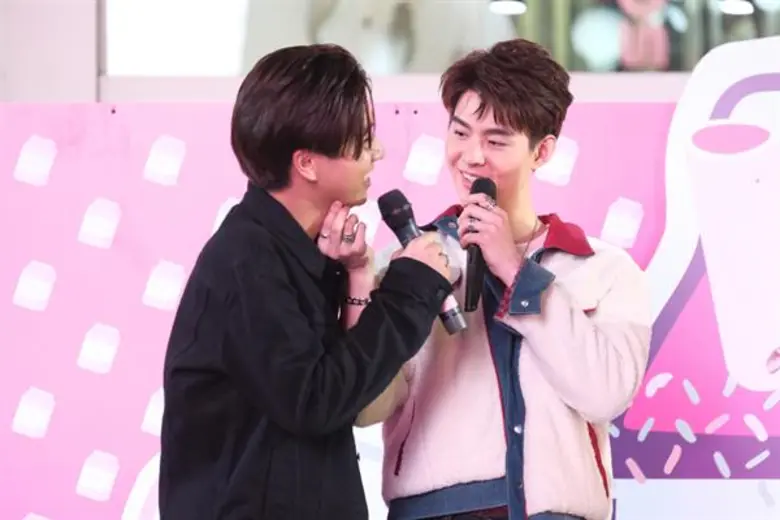 เพิร์ธ-เซ้นต์ ควงกันมาจิ้นกลางสยาม กับงาน Milky Lover วาเลนไทน์ 2019 จัดโดย เซ็นเตอร์พอยท์ สยามสแควร์