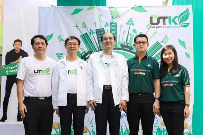 นายสมภพ ตะราษี (ที่ 4 จากซ้าย) ผู้จัดการท...