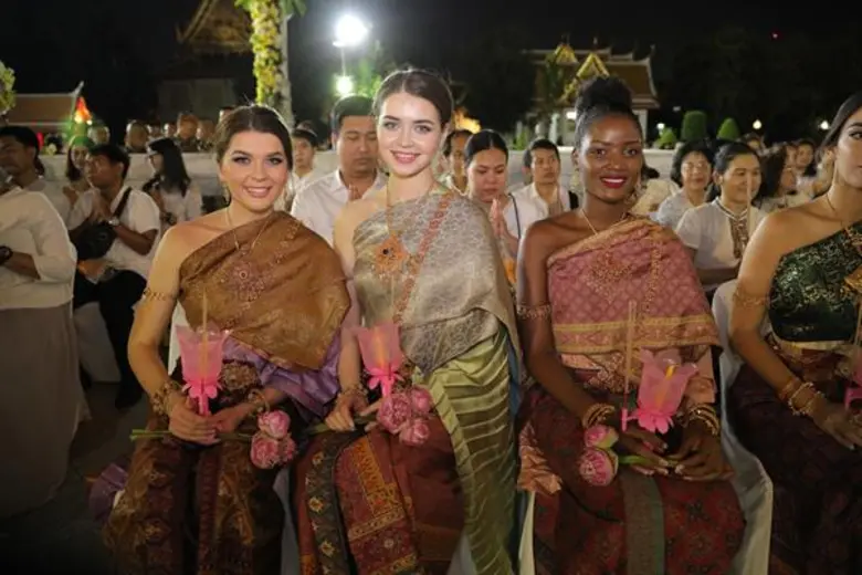 คณะสาวงามจากเวทีมิสเวิลด์ร่วมเวียนเทียนเนื่องในวันมาฆบูชา