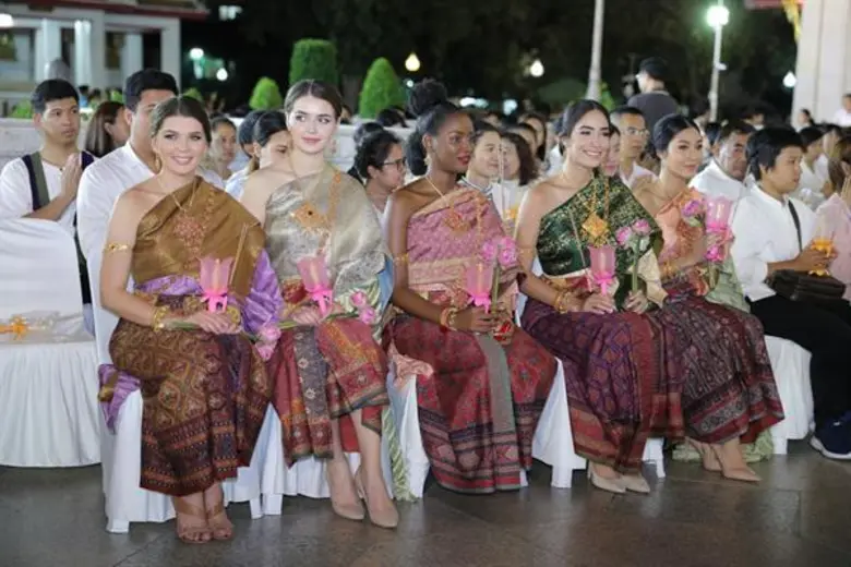 คณะสาวงามจากเวทีมิสเวิลด์ร่วมเวียนเทียนเนื่องในวันมาฆบูชา