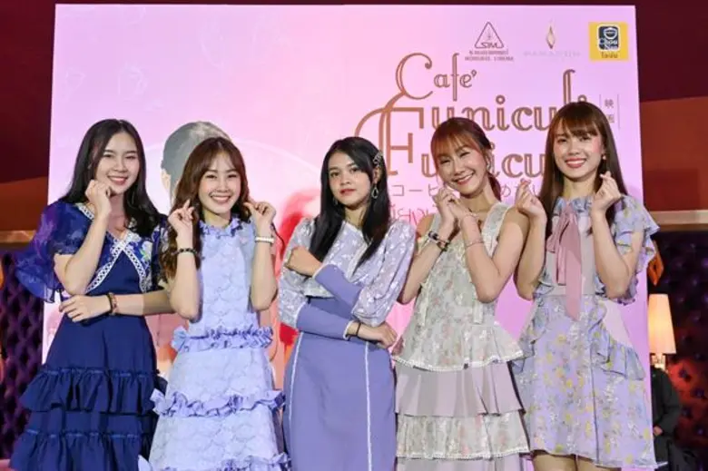 Movie Guide: มาร์ค - มีน นำทีม 4 วงไอดอลสาวมาแรง ชงกาแฟย้อนเวลา อบอุ่นประทับใจ น้ำตาท่วมรอบสื่อมวลชน