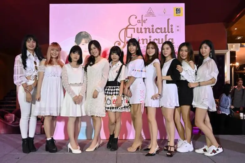 Movie Guide: มาร์ค - มีน นำทีม 4 วงไอดอลสาวมาแรง ชงกาแฟย้อนเวลา อบอุ่นประทับใจ น้ำตาท่วมรอบสื่อมวลชน