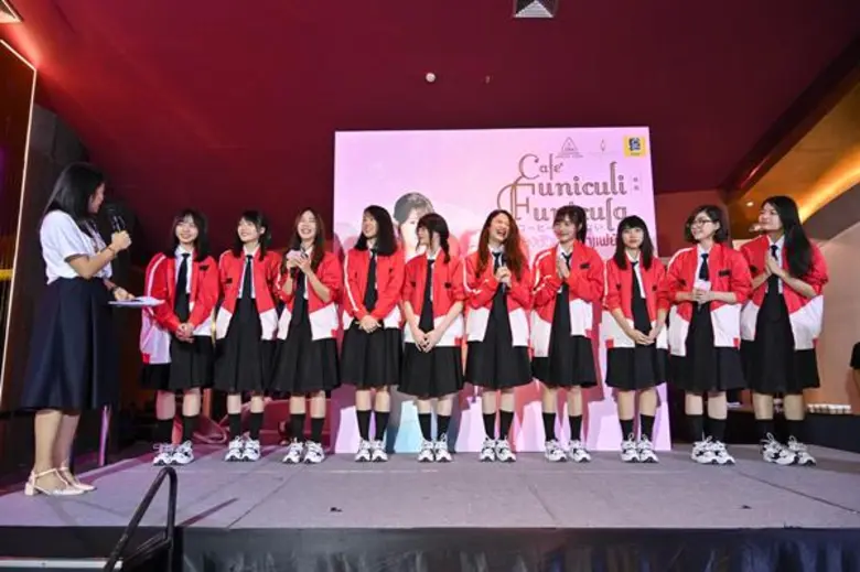 Movie Guide: มาร์ค - มีน นำทีม 4 วงไอดอลสาวมาแรง ชงกาแฟย้อนเวลา อบอุ่นประทับใจ น้ำตาท่วมรอบสื่อมวลชน