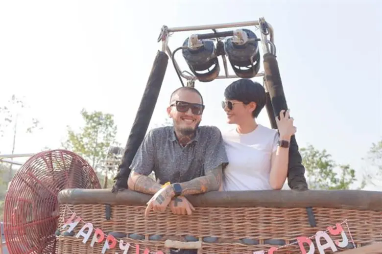 โรแมนติก เว่อร์ “บอย โลโมโซนิค” โชว์หวาน เซอร์ไพรส์ขอแฟนสาวขอแต่งงานกลางอากาศ