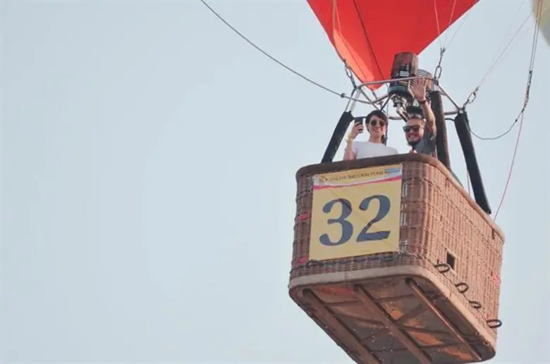 โรแมนติก เว่อร์ “บอย โลโมโซนิค” โชว์หวาน เซอร์ไพรส์ขอแฟนสาวขอแต่งงานกลางอากาศ