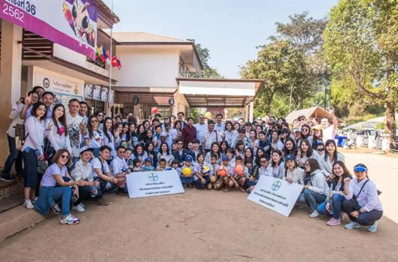 (ที่ 5 จากซ้าย) นายริอาซ บัคช ผู้จัดการทั...