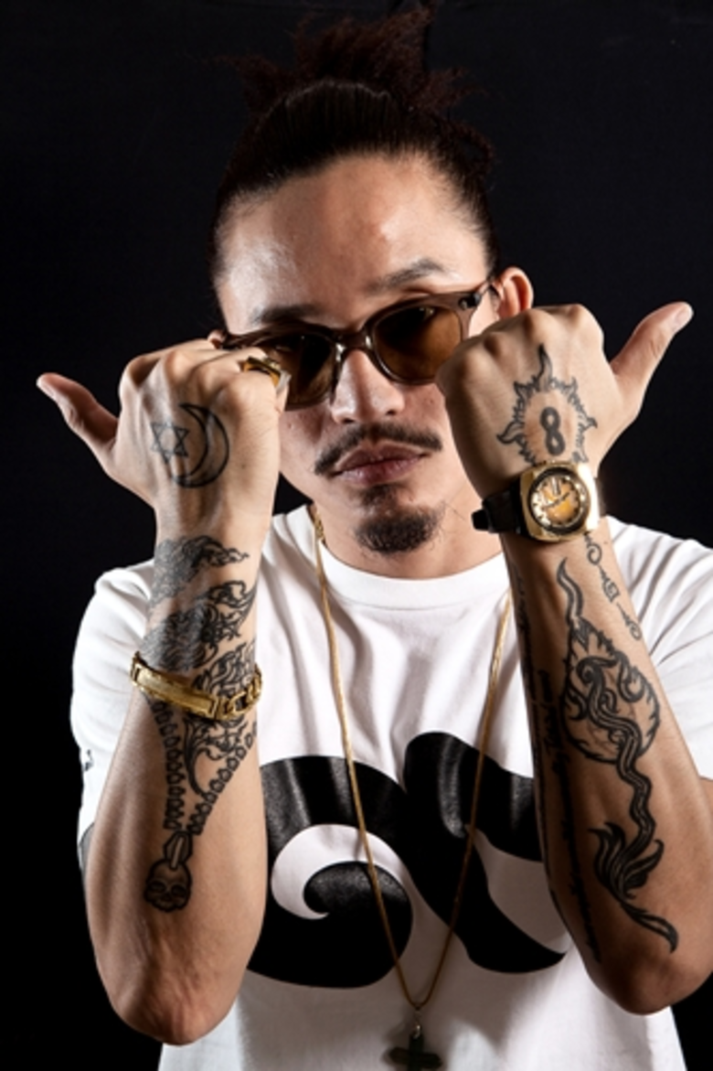 2 แฟชั่นนิสต้าชื่อดัง อัพเดตเทรนด์สตรีทสไตล์สุดแนว พร้อมเผยไอเท็มลับ ช่วยดูแลสนีคเกอร์คู่โปรดได้อย่างเพอร์เฟ็กต์!