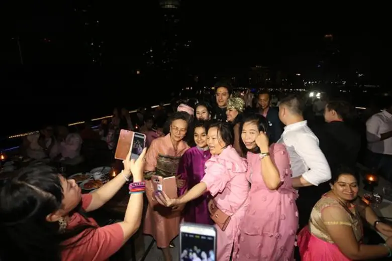 “แอน จักรพงษ์” ควง “อิชานท์ – กากัน” Dinner แฟนคลับ เต้นระเบิดทั้งกอดทั้งหอม