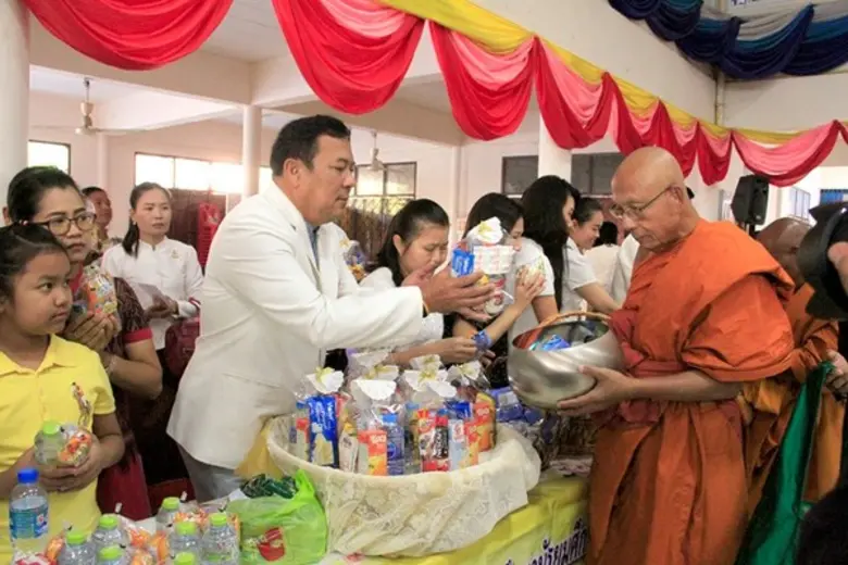 ภาพข่าว: กิจกรรม ผอ.สพม.32  นำบุคลากรทำบุญตักบาตรวันมาฆบูชา ประจำปี 2562