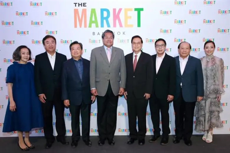 นายพลากร สุวรรณรัฐ (ที่ 4 จากซ้าย) ให้เกี...