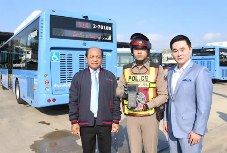 ดร.ฤทธี กิจพิพิธ (ขวาสุด) ประธานเจ้าหน้าท...