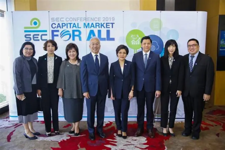 นายรพี สุจริตกุล (ที่ 4 จากซ้าย) เลขาธิการ ก.ล.ต. จ...