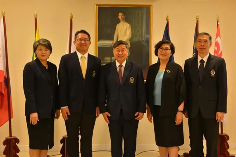 ศาสตราจารย์ นายแพทย์บรรจง มไหสวริยะ รักษา...