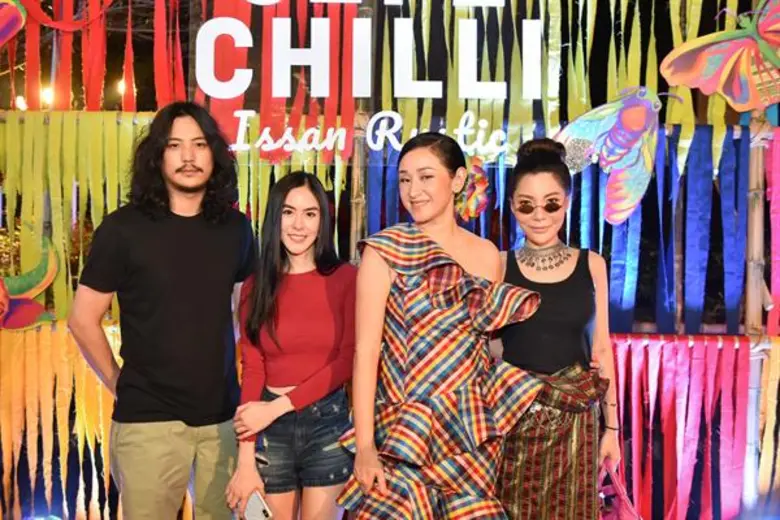 แซ่บต่อไม่รอแล้วนะ!! แอฟ - เป้ – พีค – คิทตี้ – พลอย เช็คอินงานเปิดร้านอาหารอีสาน “คาเฟ่ ชิลลี่ อีสานรัสติก” สาขาใหม่ ซอยร่วมฤดี