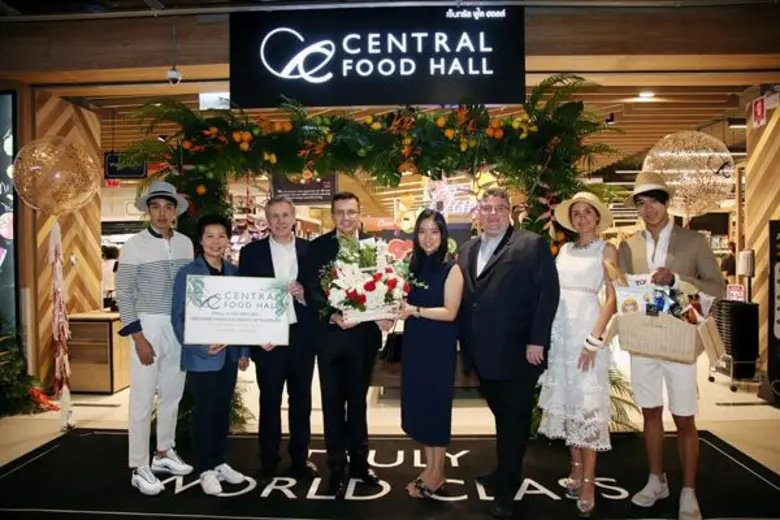 มร.อลิสเตอร์ เทย์เลอร์ (ที่ 3 จากซ้าย) กร...