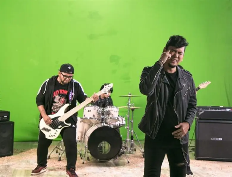 “แมว” ลุ้น “แจ๊ค” พิชิตดอกฟ้าในเอ็มวี “เดือนหกอกหัก” ค่ายโมโนมิวสิค