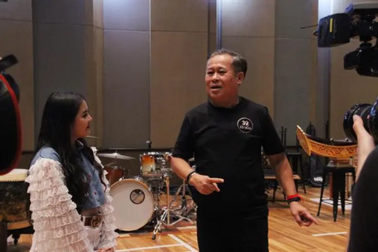 “เป็ด-โน้ต” เปิดห้องซ้อม เตรียมพร้อมขึ้นเวทีGSB presents an unforgettable moment concert by “39 ปี เชิญยิ้ม....จากคำเชิญเล็กๆ สู่รอยยิ้มที่ยิ่งใหญ่”