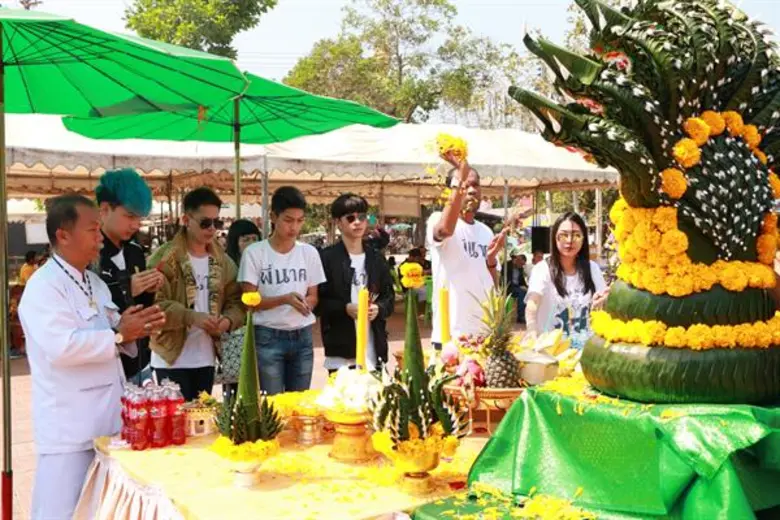 เปิดตัววันแรก...รายได้แรงขึ้นอันดับหนึ่งบ็อกซ์ออฟฟิศว่าที่หนังไทย 100ล้านเรื่องถัดไป ไมค์-ภณธฤต นำทีม เอม ตามใจตุ๊ด และ เจมส์-ภูริพรรธน์ / ปอนด์-คุณพัทธ์ / ต้า-อธิวัตน์ ถือฤกษ์ดีทำพิธีไหว้สักการะปู่ศรีสุทโธเพื่อความเป็นศิริมงคล