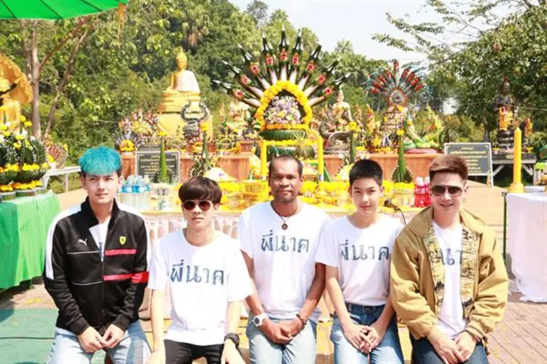 เปิดตัววันแรก...รายได้แรงขึ้นอันดับหนึ่งบ็อกซ์ออฟฟิศว่าที่หนังไทย 100ล้านเรื่องถัดไป ไมค์-ภณธฤต นำทีม เอม ตามใจตุ๊ด และ เจมส์-ภูริพรรธน์ / ปอนด์-คุณพัทธ์ / ต้า-อธิวัตน์ ถือฤกษ์ดีทำพิธีไหว้สักการะปู่ศรีสุทโธเพื่อความเป็นศิริมงคล