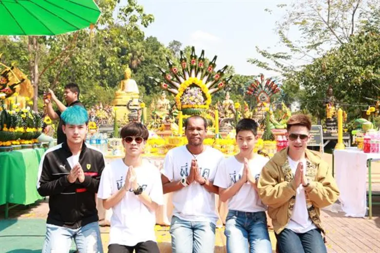 เปิดตัววันแรก...รายได้แรงขึ้นอันดับหนึ่งบ็อกซ์ออฟฟิศว่าที่หนังไทย 100ล้านเรื่องถัดไป ไมค์-ภณธฤต นำทีม เอม ตามใจตุ๊ด และ เจมส์-ภูริพรรธน์ / ปอนด์-คุณพัทธ์ / ต้า-อธิวัตน์ ถือฤกษ์ดีทำพิธีไหว้สักการะปู่ศรีสุทโธเพื่อความเป็นศิริมงคล