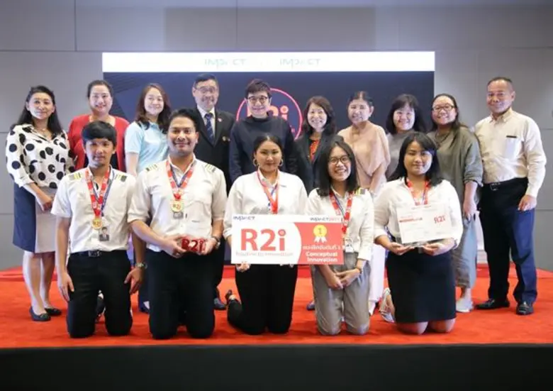 นางสาวกุลวดี จินตวร (กลาง) ผู้อำนวยการบริ...