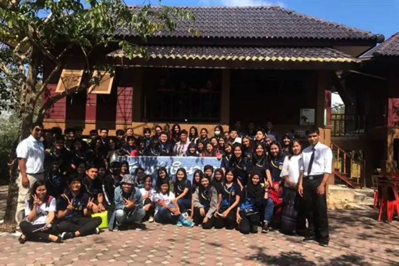 "ทำไมต้องรำแดง" สู่ "อะไรๆ ก็รำแดง" เป็นบ...