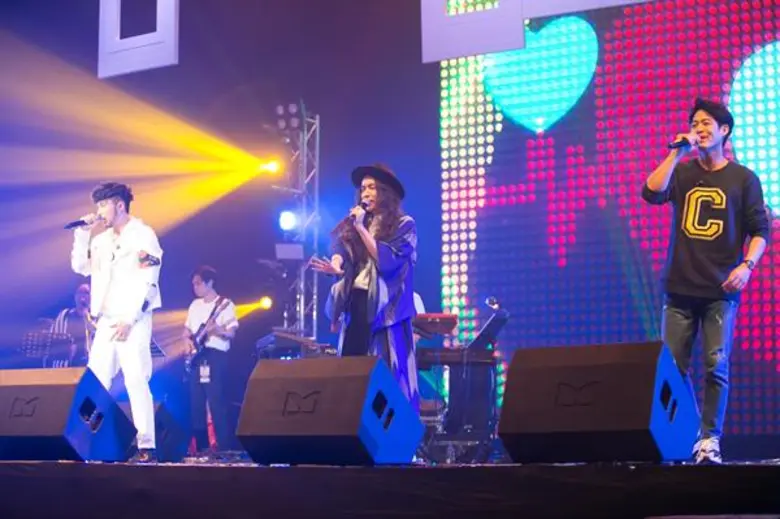 ฮอลล์ ออฟ แฟน : ซันเดย์ อีฟนิ่ง คอนเสิร์ต มอบความรักแบบเต็มอิ่ม ผ่านเสียงเพลง 3 ศิลปินสุดอบอุ่น เบล สุพล, ซิน และ ตู่ ภพธร