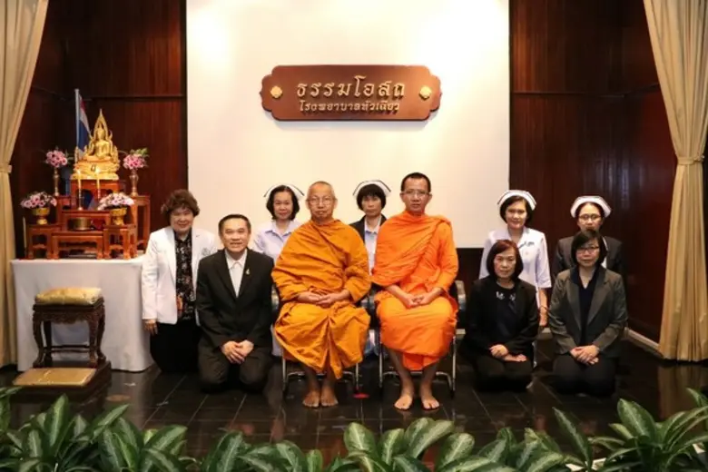 พระอาจารย์สมพงษ์ รตนวํโส (นั่ง : ขวา) ผู้...