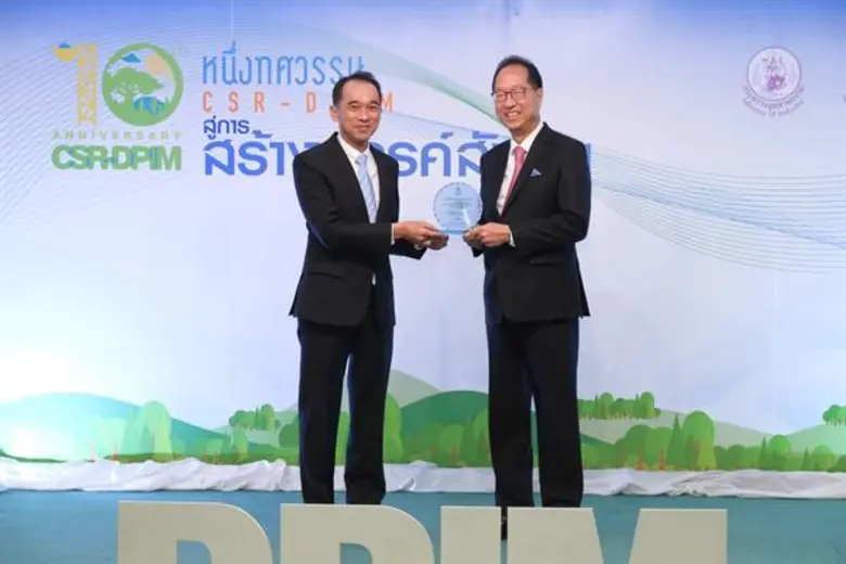 นายพงษ์ศักดิ์ แห่ล้อม (ซ้าย) ประธานคณะกรร...