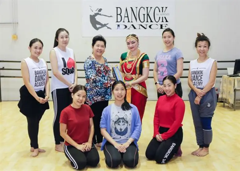 สถาบันบางกอกแดนซ์ นำโดย นางสาววัลลภา ปัจฉ...