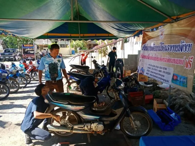 ภาพข่าว: สำนักงานพัฒนาฝีมือแรงงานพังงา ออกหน่วยให้บริการเปลี่ยนน้ำมันเครื่องรถจักรยานยนต์ฟรี!!!